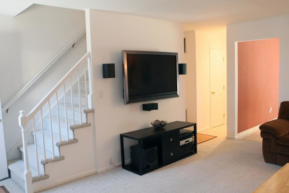Exempel på ett mellanstort modernt allrum med öppen planlösning, med vita väggar, heltäckningsmatta, en väggmonterad TV och beiget golv