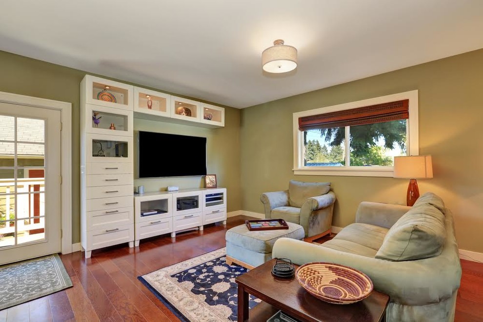 Immagine di un soggiorno contemporaneo di medie dimensioni e chiuso con pareti beige, parquet scuro, nessun camino, TV a parete, pavimento marrone e tappeto