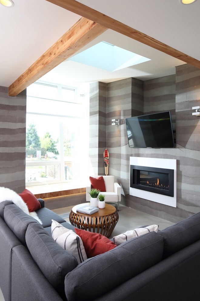 Идея дизайна: открытая гостиная комната среднего размера в современном стиле с бетонным полом, горизонтальным камином, телевизором на стене, серыми стенами и серым полом