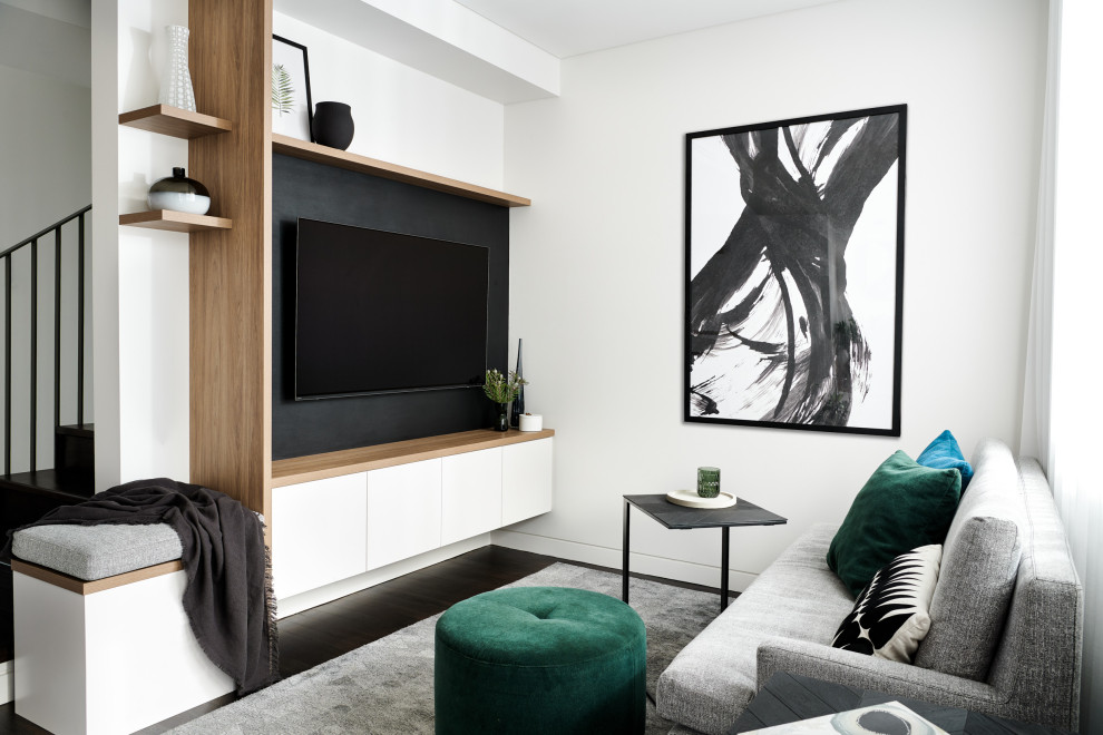 Inspiration pour une petite salle de séjour nordique ouverte avec un mur blanc, parquet foncé, un téléviseur encastré et un sol marron.