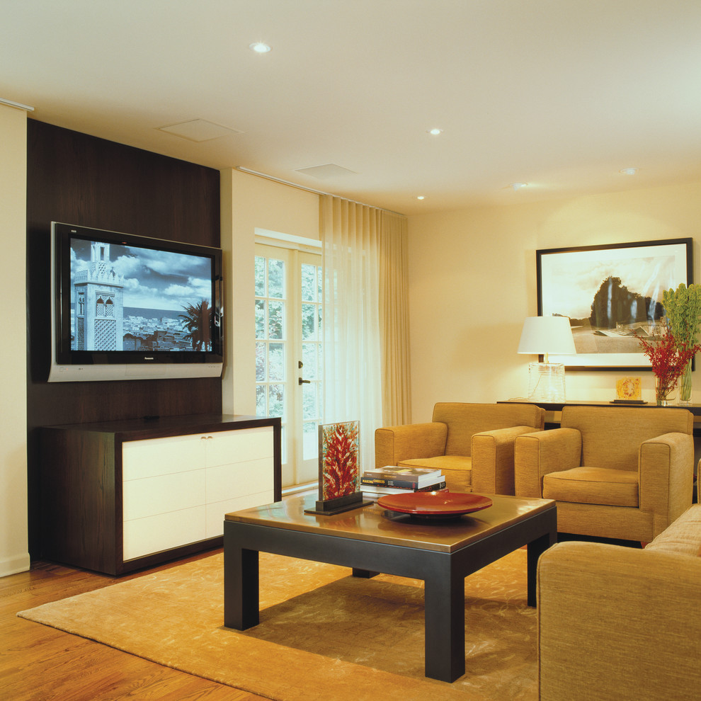 Modernes Wohnzimmer mit beiger Wandfarbe, braunem Holzboden und TV-Wand in Washington, D.C.