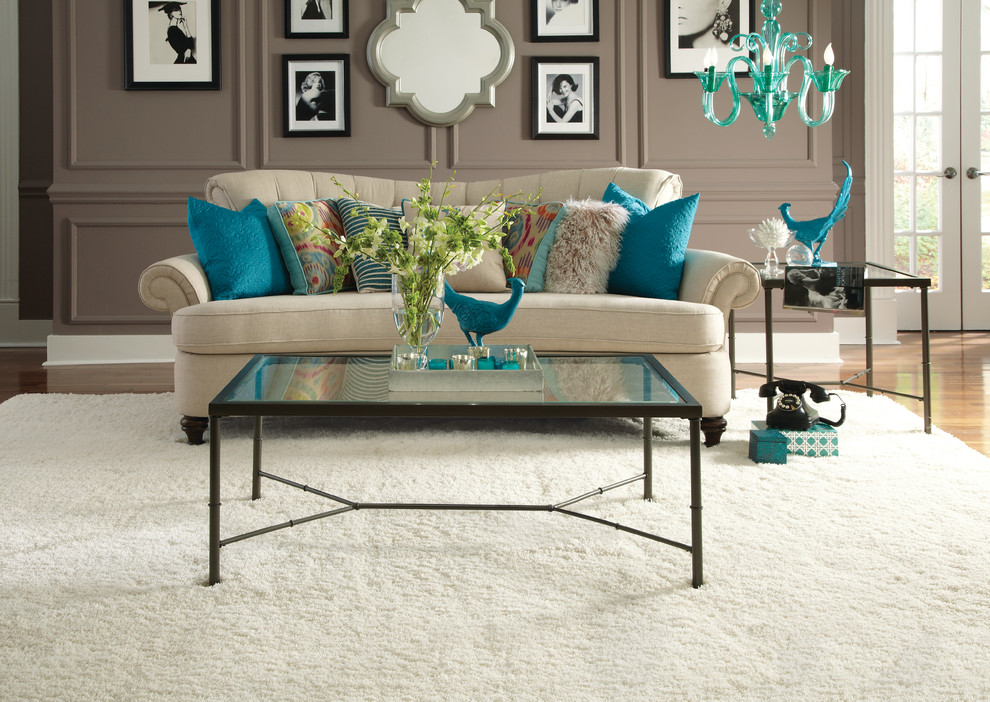 Idee per un soggiorno eclettico di medie dimensioni con pareti grigie, pavimento in legno massello medio e tappeto