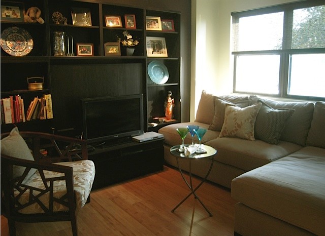 Foto de sala de estar cerrada tradicional renovada pequeña sin chimenea con paredes beige, suelo de madera en tonos medios y televisor independiente
