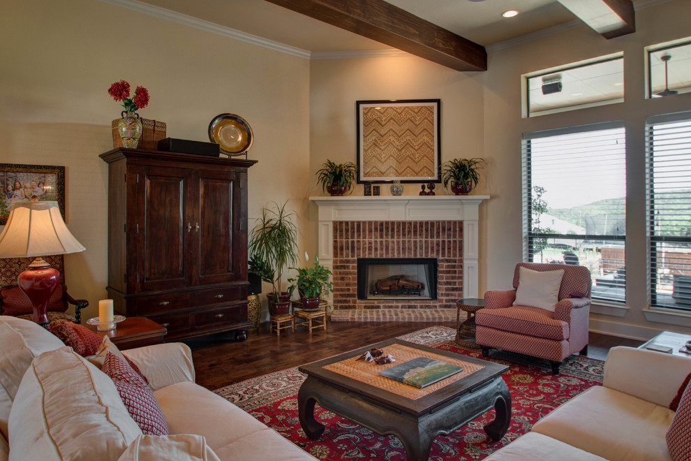 Idée de décoration pour une salle de séjour champêtre avec un mur blanc, parquet foncé, une cheminée standard, un manteau de cheminée en brique et un sol marron.