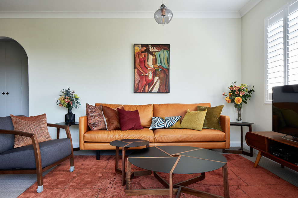 Источник вдохновения для домашнего уюта: гостиная комната в стиле ретро с бежевыми стенами и отдельно стоящим телевизором без камина