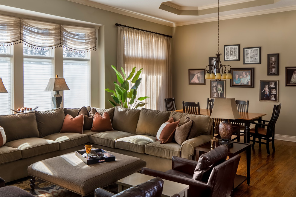 Стильный дизайн: открытая гостиная комната среднего размера в стиле неоклассика (современная классика) с коричневыми стенами, паркетным полом среднего тона и телевизором на стене - последний тренд