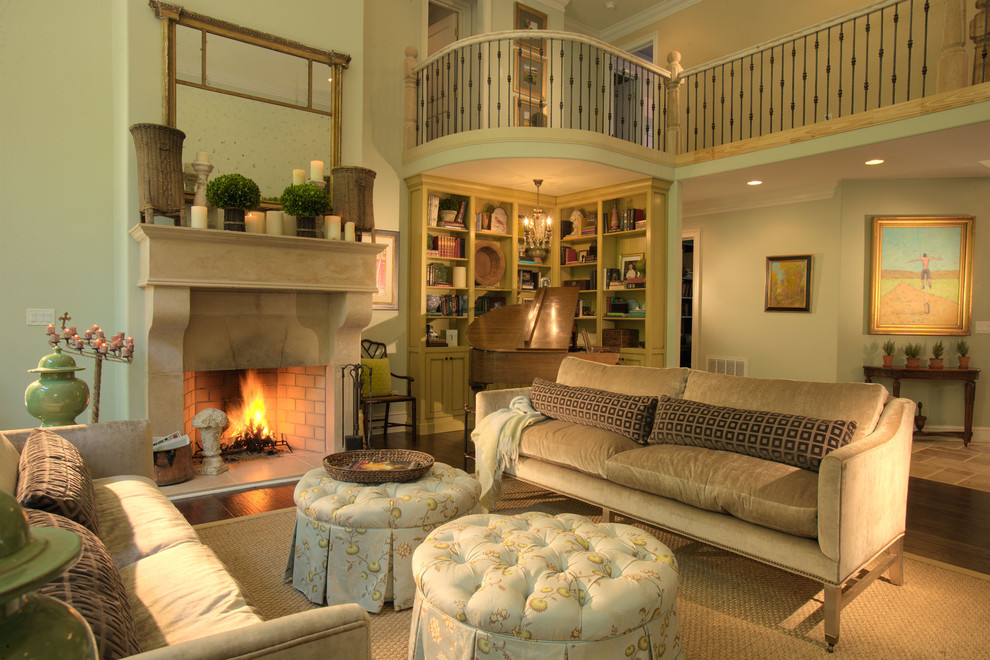 Imagen de sala de estar con rincón musical clásica con paredes beige, suelo de madera oscura y todas las chimeneas