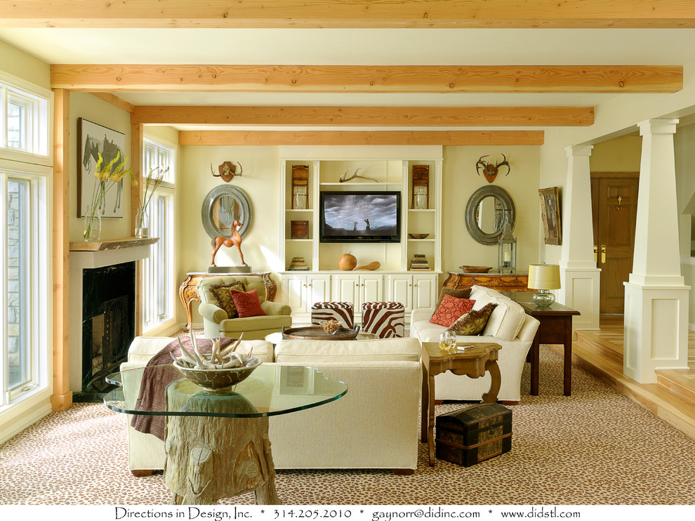 Cette photo montre une salle de séjour chic ouverte avec un mur blanc, moquette, une cheminée standard, un manteau de cheminée en plâtre et un téléviseur encastré.