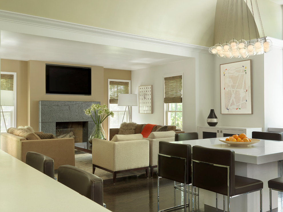 Offenes Modernes Wohnzimmer mit beiger Wandfarbe, dunklem Holzboden, Kamin und TV-Wand in St. Louis