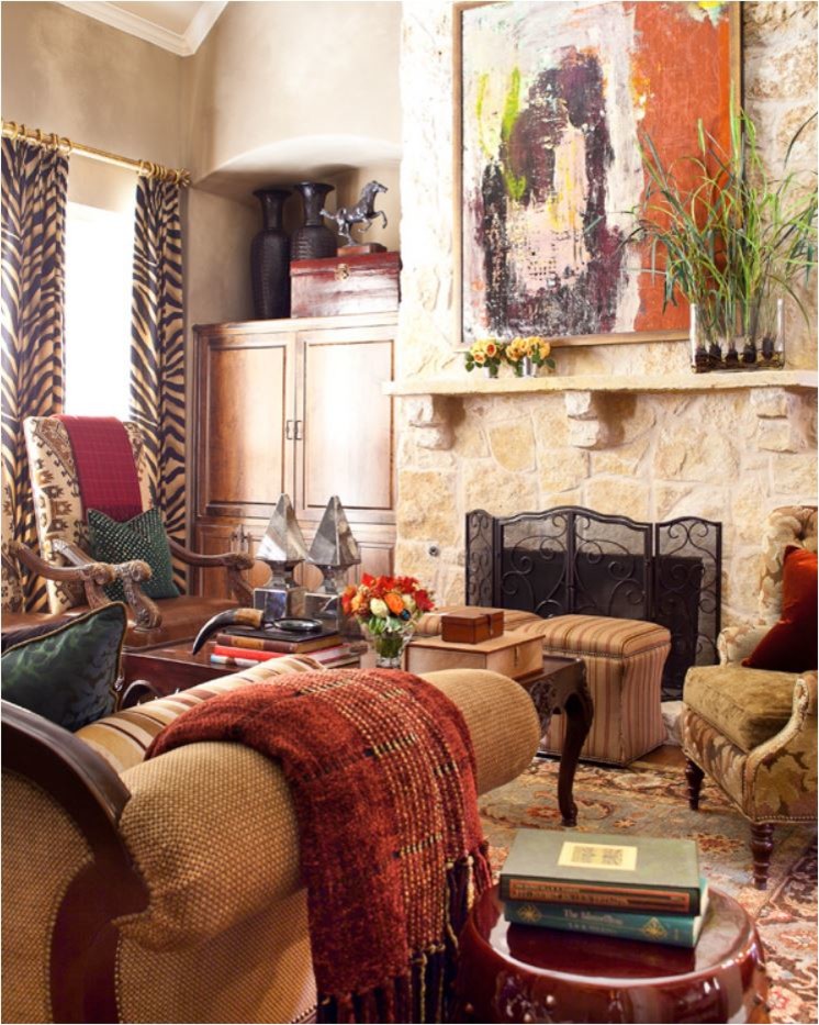 Modelo de sala de estar abierta bohemia grande con paredes beige, suelo de madera en tonos medios y televisor retractable