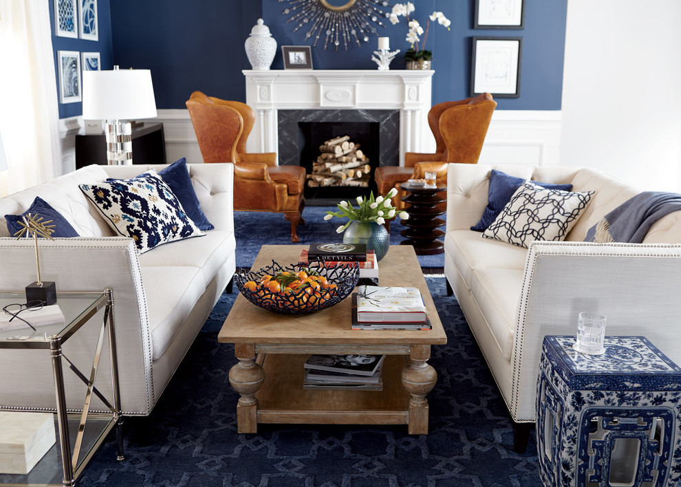 Источник вдохновения для домашнего уюта: открытая гостиная комната среднего размера в стиле фьюжн с синими стенами, ковровым покрытием, фасадом камина из дерева, стандартным камином и синим полом