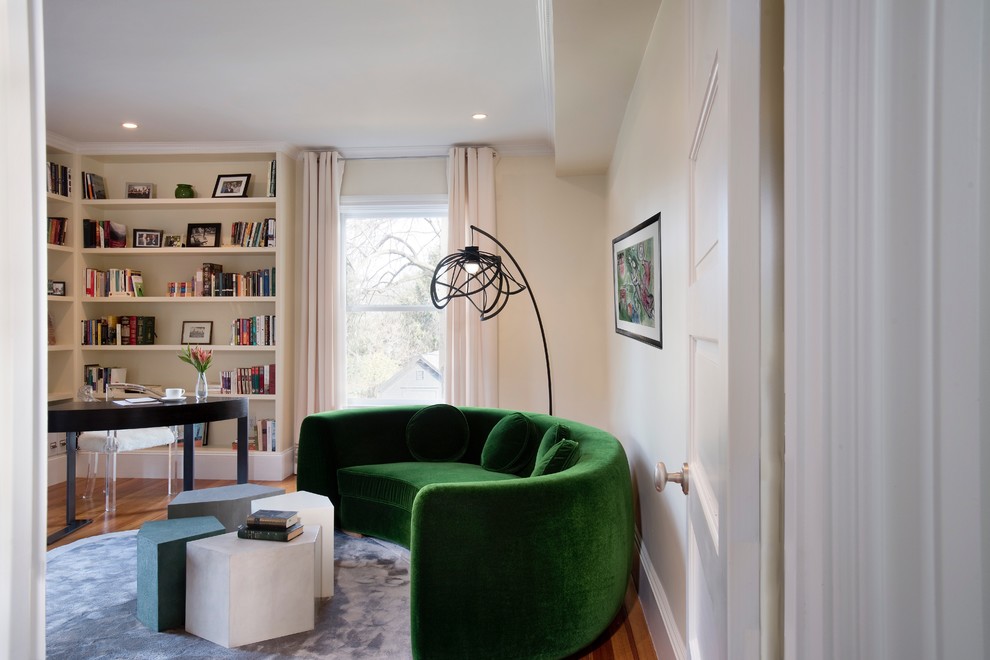 Fernseherloses Modernes Wohnzimmer mit beiger Wandfarbe, hellem Holzboden und braunem Boden in Boston