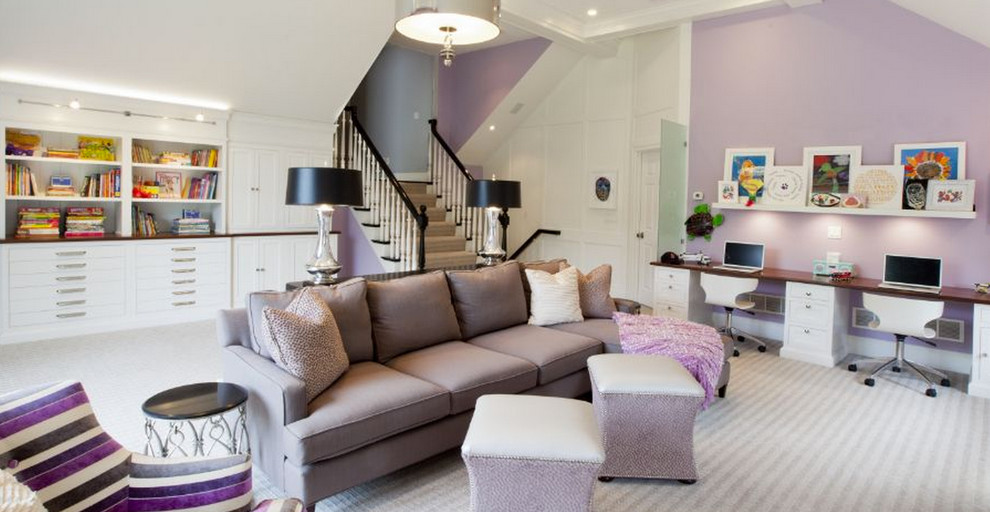 ボストンにある高級な広いトラディショナルスタイルのおしゃれな独立型ファミリールーム (紫の壁、カーペット敷き、暖炉なし、テレビなし) の写真