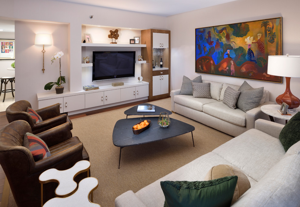 Modelo de sala de estar abierta contemporánea de tamaño medio con paredes blancas, suelo de madera en tonos medios, pared multimedia, suelo marrón y alfombra