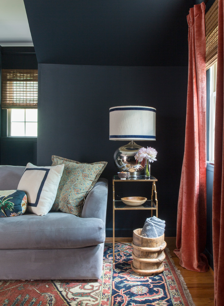 Immagine di un soggiorno classico di medie dimensioni e chiuso con pareti blu e TV a parete