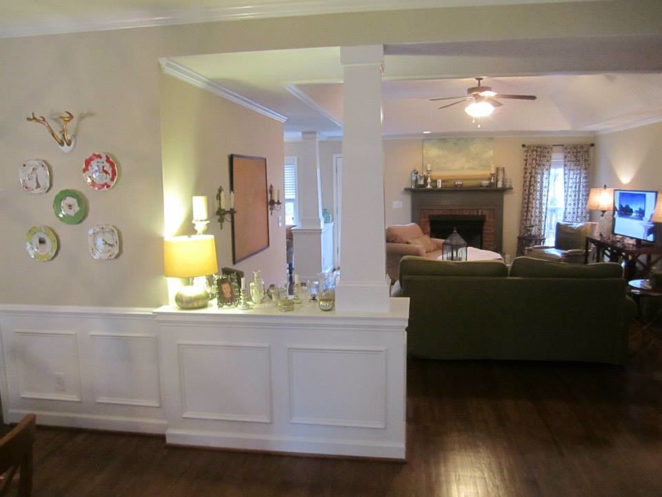 Пример оригинального дизайна: изолированная гостиная комната среднего размера в классическом стиле с бежевыми стенами, стандартным камином, фасадом камина из кирпича, отдельно стоящим телевизором, паркетным полом среднего тона и коричневым полом