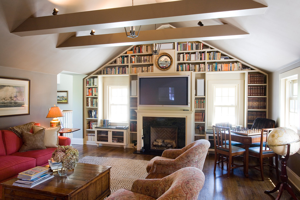 Foto de sala de estar con biblioteca clásica con paredes grises, suelo de madera oscura, todas las chimeneas y televisor colgado en la pared