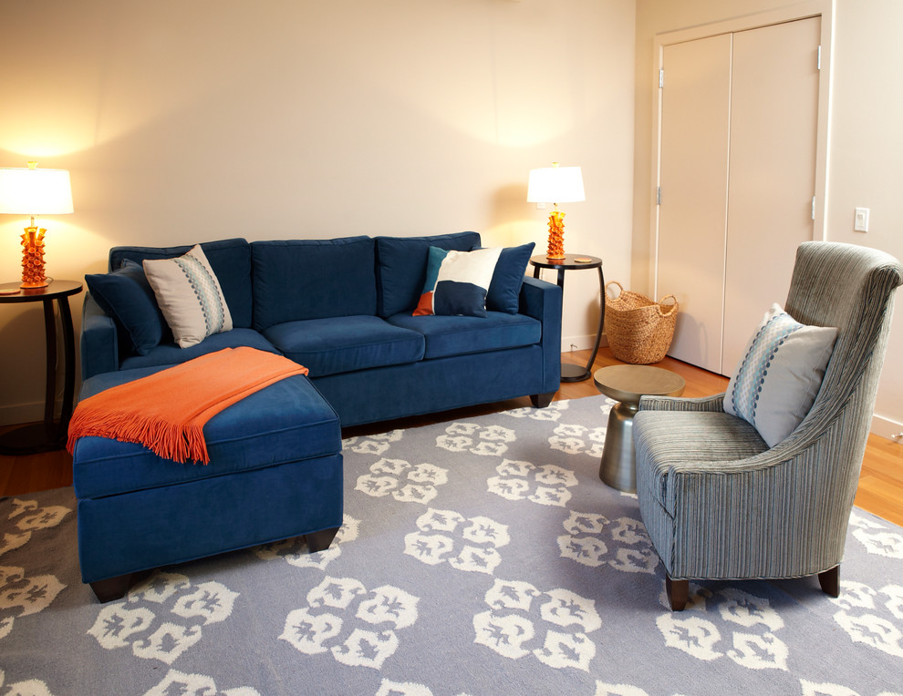 Ispirazione per un piccolo soggiorno minimal chiuso con pareti beige, pavimento in legno massello medio e tappeto