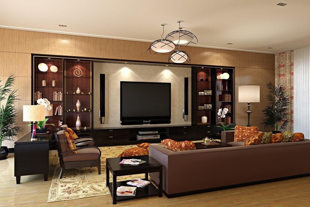 Modelo de sala de estar abierta clásica renovada grande sin chimenea con paredes marrones, suelo de bambú, televisor colgado en la pared y suelo beige
