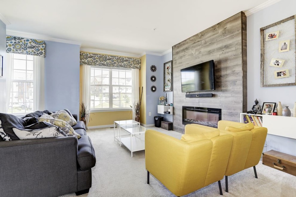 Mittelgroßes, Offenes Klassisches Wohnzimmer mit blauer Wandfarbe, Teppichboden, Gaskamin, Kaminumrandung aus Holz, TV-Wand und grauem Boden in Raleigh