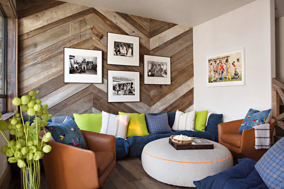 Diseño de sala de estar rústica con paredes blancas y suelo de madera oscura