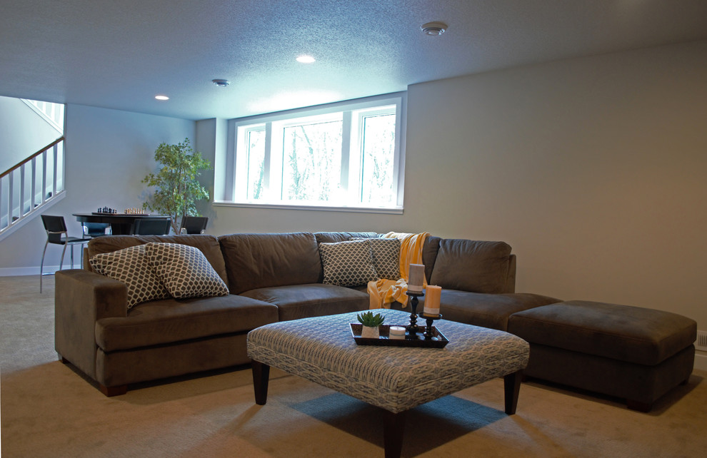 Cette image montre une salle de séjour design ouverte avec un bar de salon, un mur blanc, moquette et un téléviseur fixé au mur.