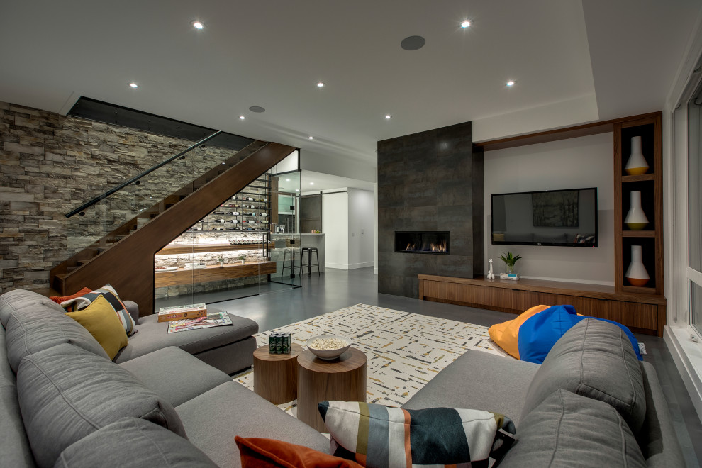 Großes, Offenes Modernes Wohnzimmer mit weißer Wandfarbe, Keramikboden, Kamin, Kaminumrandung aus Metall, Multimediawand und grauem Boden in Calgary