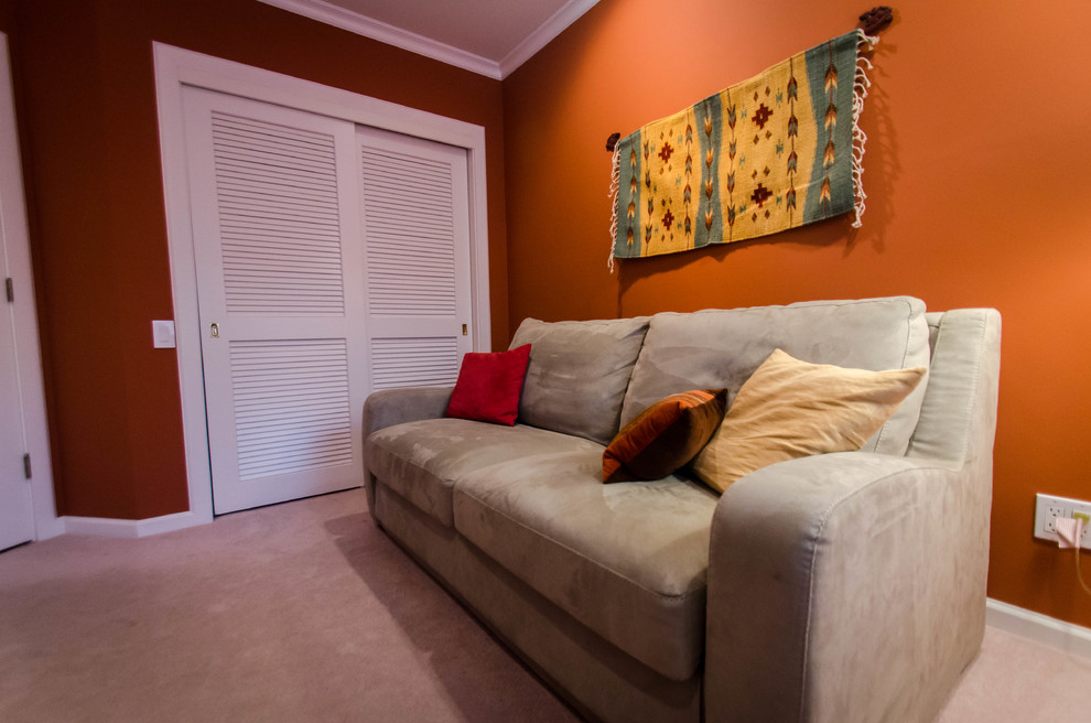 На фото: изолированная гостиная комната среднего размера в стиле фьюжн с с книжными шкафами и полками, красными стенами и ковровым покрытием с