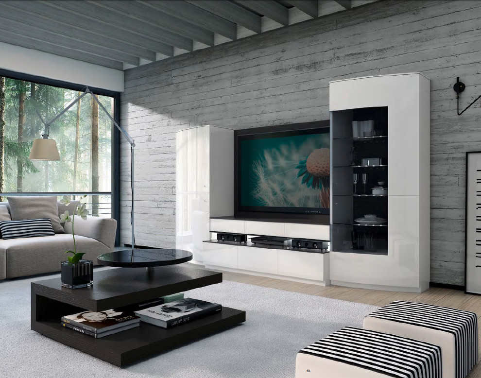 Foto de sala de estar abierta contemporánea de tamaño medio sin chimenea con paredes grises, moqueta y pared multimedia