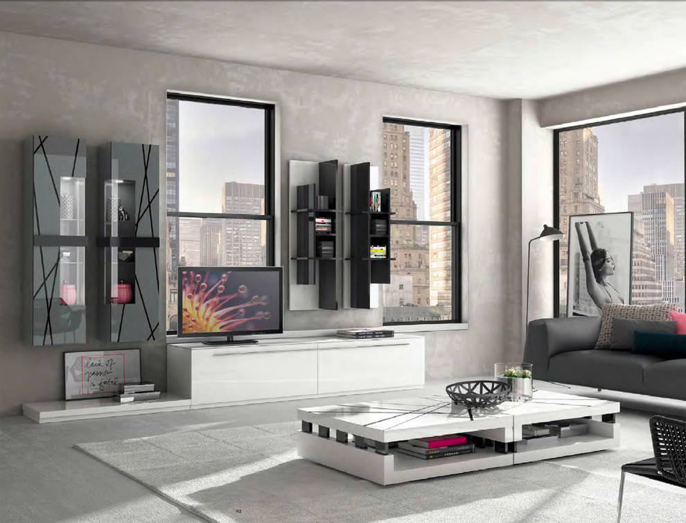 Modelo de sala de estar abierta contemporánea grande sin chimenea con paredes grises, moqueta y televisor independiente
