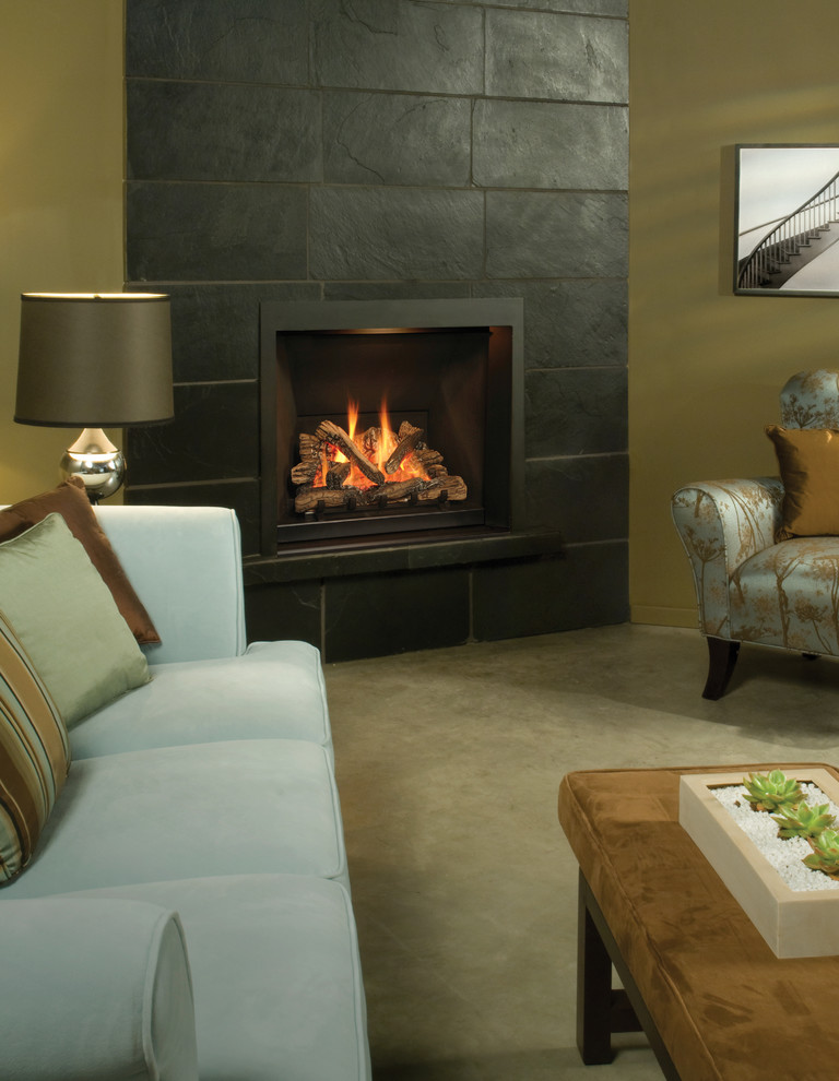バンクーバーにある中くらいなトラディショナルスタイルのおしゃれな独立型ファミリールーム (ベージュの壁、カーペット敷き、標準型暖炉、タイルの暖炉まわり、ベージュの床) の写真