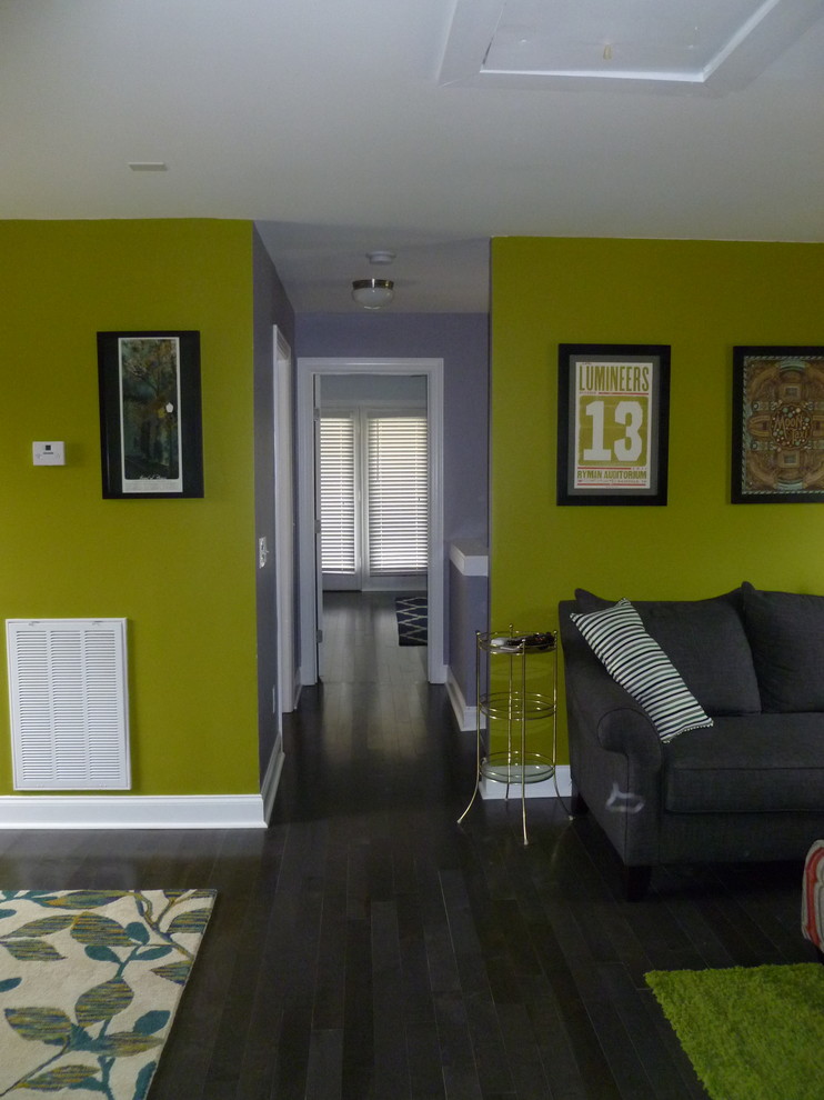 Стильный дизайн: открытая гостиная комната среднего размера в современном стиле с зелеными стенами, паркетным полом среднего тона и отдельно стоящим телевизором - последний тренд