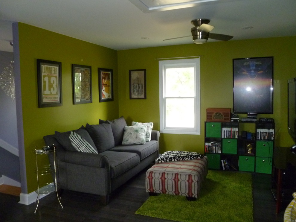 Idée de décoration pour une salle de séjour design de taille moyenne et ouverte avec un mur vert, un sol en bois brun et un téléviseur indépendant.