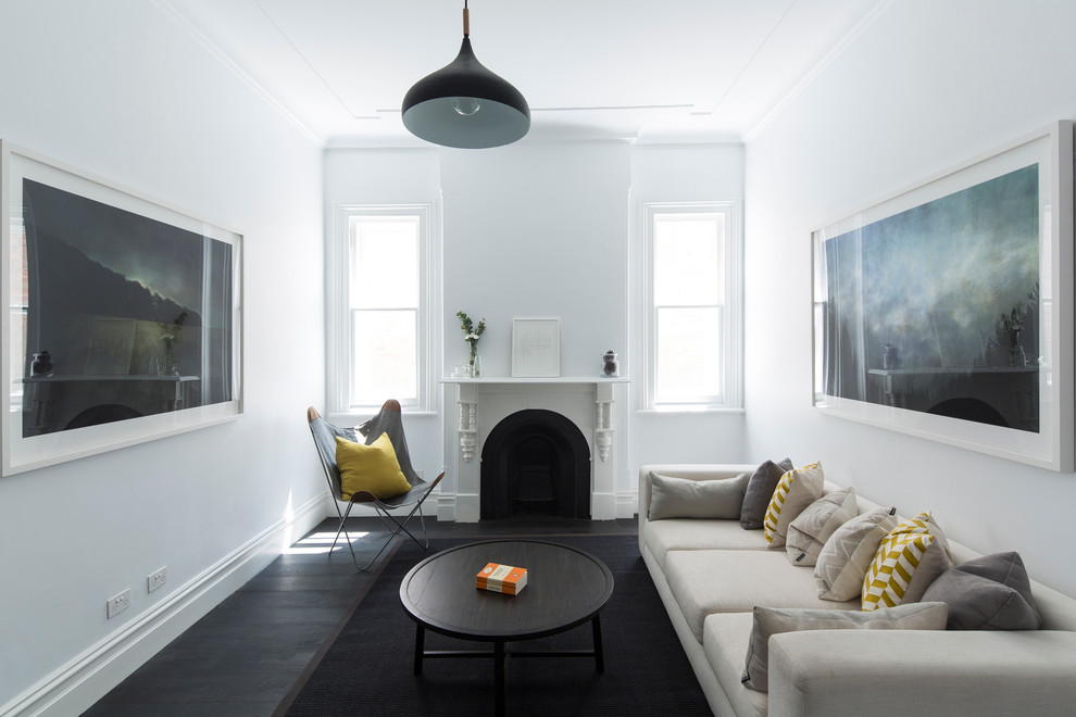 Mittelgroßes, Fernseherloses, Abgetrenntes Klassisches Wohnzimmer mit weißer Wandfarbe, dunklem Holzboden und Kamin in Sydney