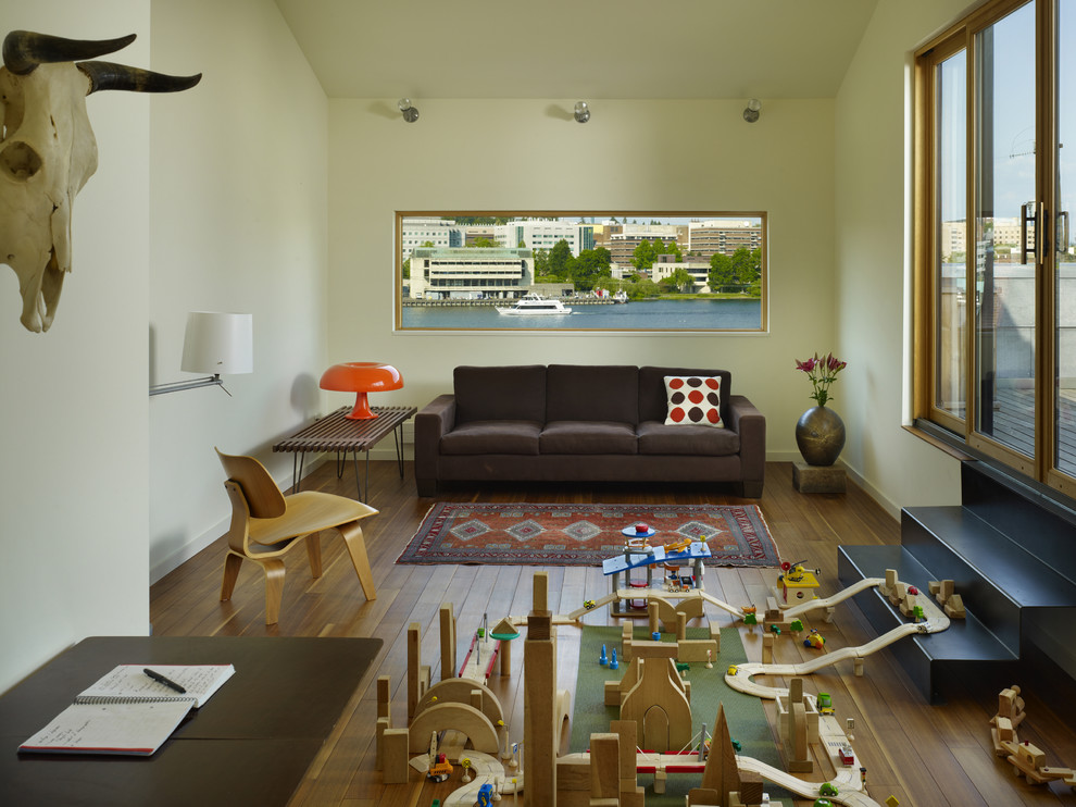 Imagen de sala de estar abierta minimalista de tamaño medio sin chimenea con paredes blancas y suelo de madera en tonos medios