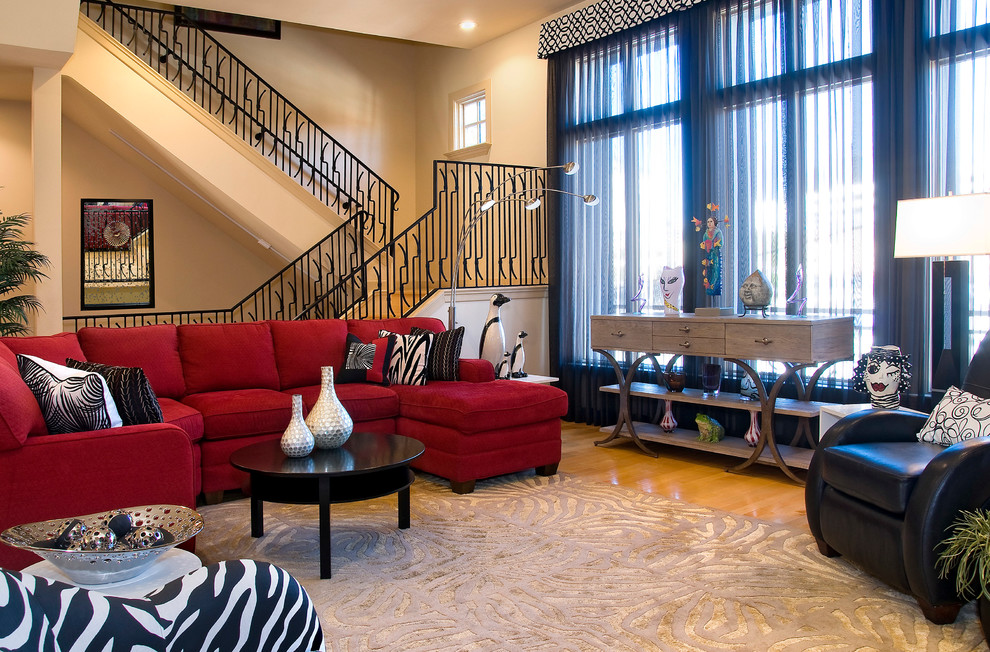 Imagen de sala de estar tradicional renovada con paredes beige y suelo de madera en tonos medios