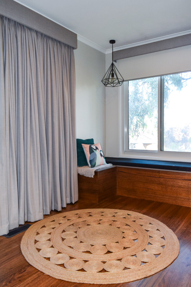 Idee per un grande soggiorno contemporaneo aperto con pareti grigie, pavimento in legno massello medio, stufa a legna, cornice del camino in metallo e pavimento marrone