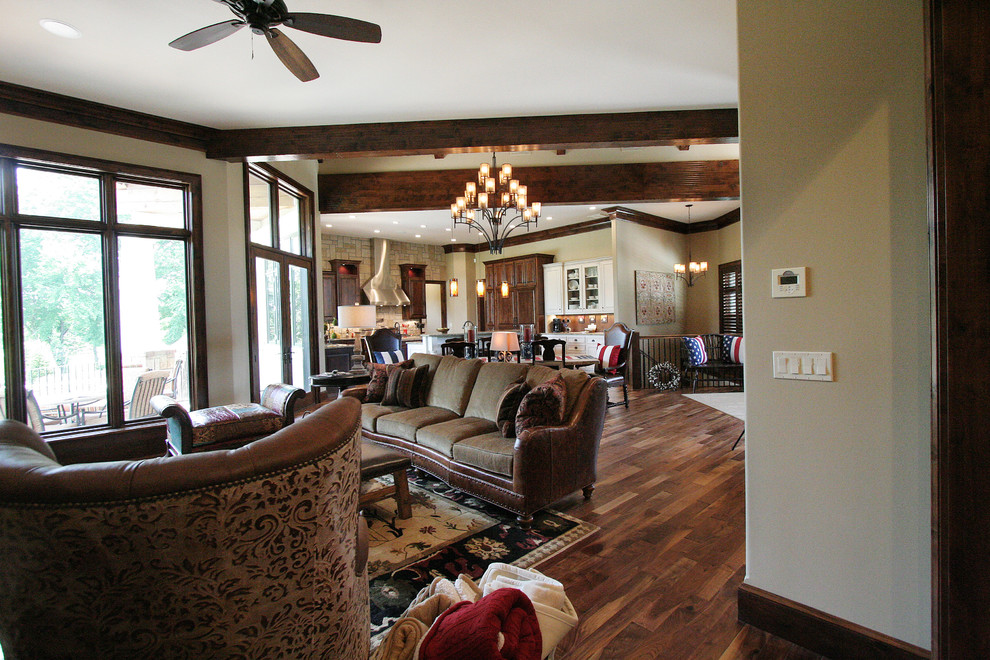 Modelo de sala de estar rústica con paredes beige y suelo de madera en tonos medios