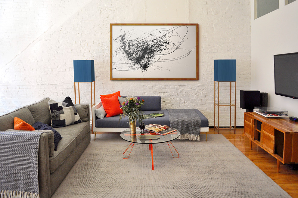 Offenes Modernes Wohnzimmer ohne Kamin mit weißer Wandfarbe, braunem Holzboden und TV-Wand in New York