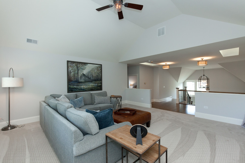 Imagen de sala de estar tipo loft tradicional renovada pequeña con paredes grises, moqueta y suelo blanco
