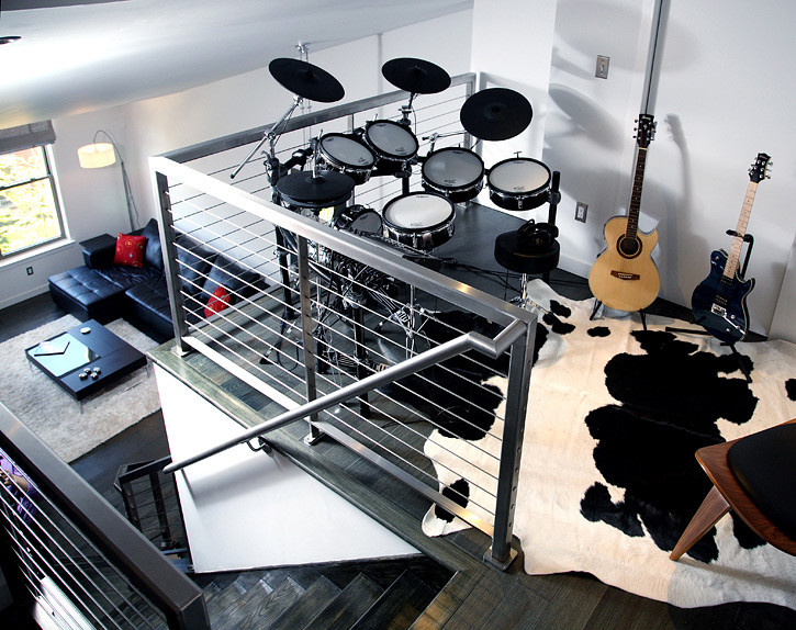 Kleines Modernes Musikzimmer im Loft-Stil, ohne Kamin mit weißer Wandfarbe und dunklem Holzboden in New York