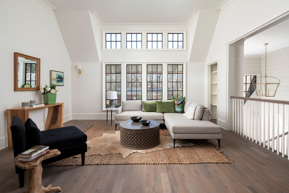 Großes, Offenes Klassisches Wohnzimmer mit beiger Wandfarbe und braunem Holzboden in Charlotte