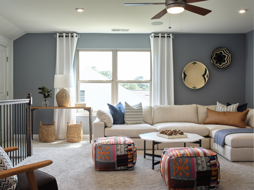 Klassisches Wohnzimmer mit grauer Wandfarbe, Teppichboden und grauem Boden in Atlanta