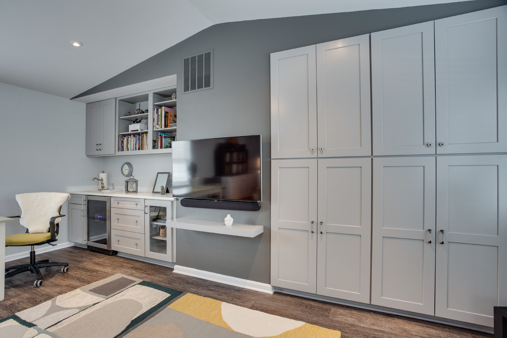 Mittelgroßes, Abgetrenntes Modernes Wohnzimmer ohne Kamin mit Hausbar, grauer Wandfarbe, braunem Holzboden und TV-Wand in Washington, D.C.