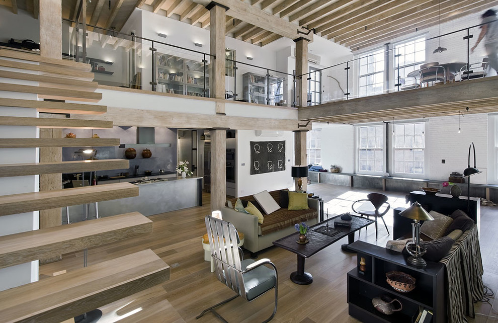 Imagen de sala de estar abierta urbana con suelo de madera en tonos medios