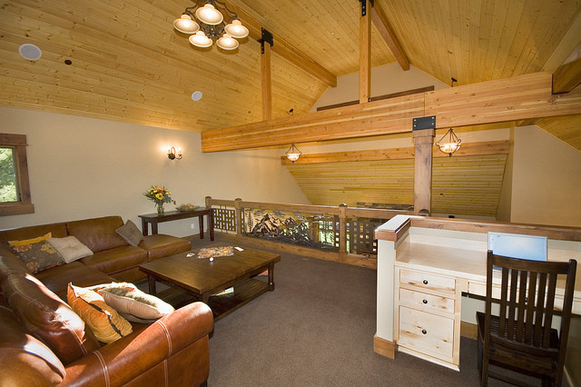 Ejemplo de sala de estar tipo loft clásica de tamaño medio sin chimenea con paredes grises, moqueta y televisor colgado en la pared