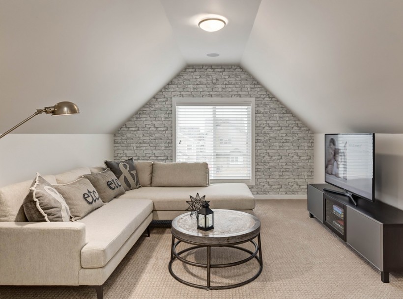 Foto di un soggiorno design di medie dimensioni e aperto con pareti bianche, moquette, TV autoportante e pavimento beige