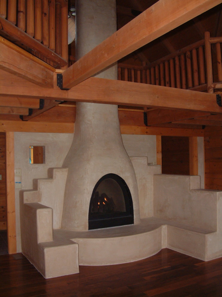 Réalisation d'une salle de séjour sud-ouest américain avec un manteau de cheminée en plâtre.