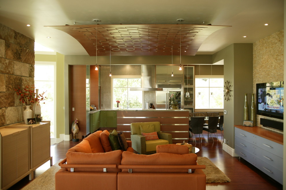 Offenes, Mittelgroßes Modernes Wohnzimmer mit beiger Wandfarbe, TV-Wand und braunem Holzboden in Salt Lake City