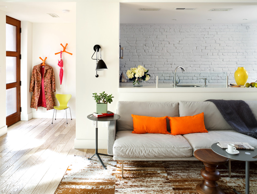 Offenes, Kleines, Fernseherloses Modernes Wohnzimmer ohne Kamin mit weißer Wandfarbe, hellem Holzboden und beigem Boden in Sonstige